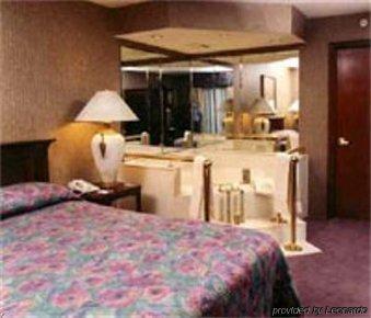 Lees Inn & Suites Мансі Номер фото
